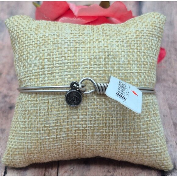 NWT Luca & Danni Silver Tone Hashtag # dream Arrow Bracelet Bangle - Picture 6 of 10